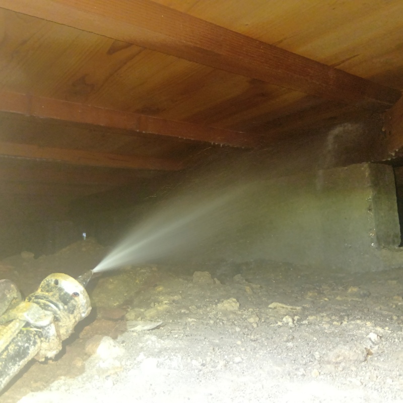 床下の木材にシロアリ駆除剤を散布