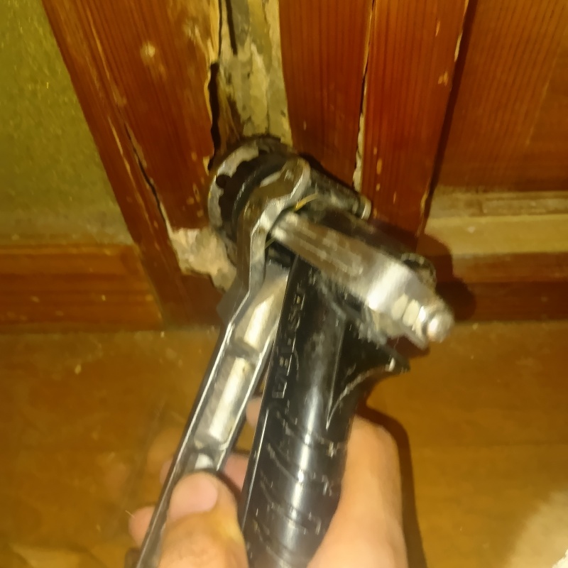 室内の木部に穴を開けてシロアリ駆除剤を注入