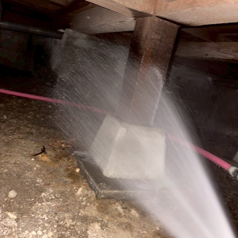 束柱にシロアリ駆除剤を散布