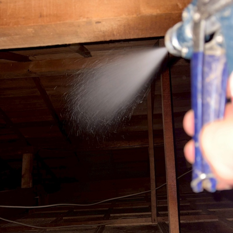 床下の土壌にシロアリ駆除剤を散布