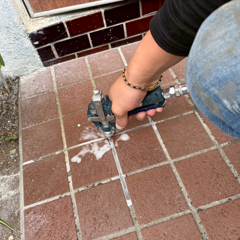 床に穴を開けてシロアリ駆除剤を注入