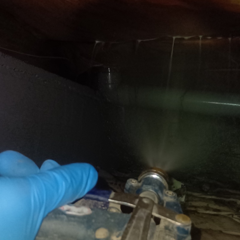 床下の木材に防蟻剤を散布