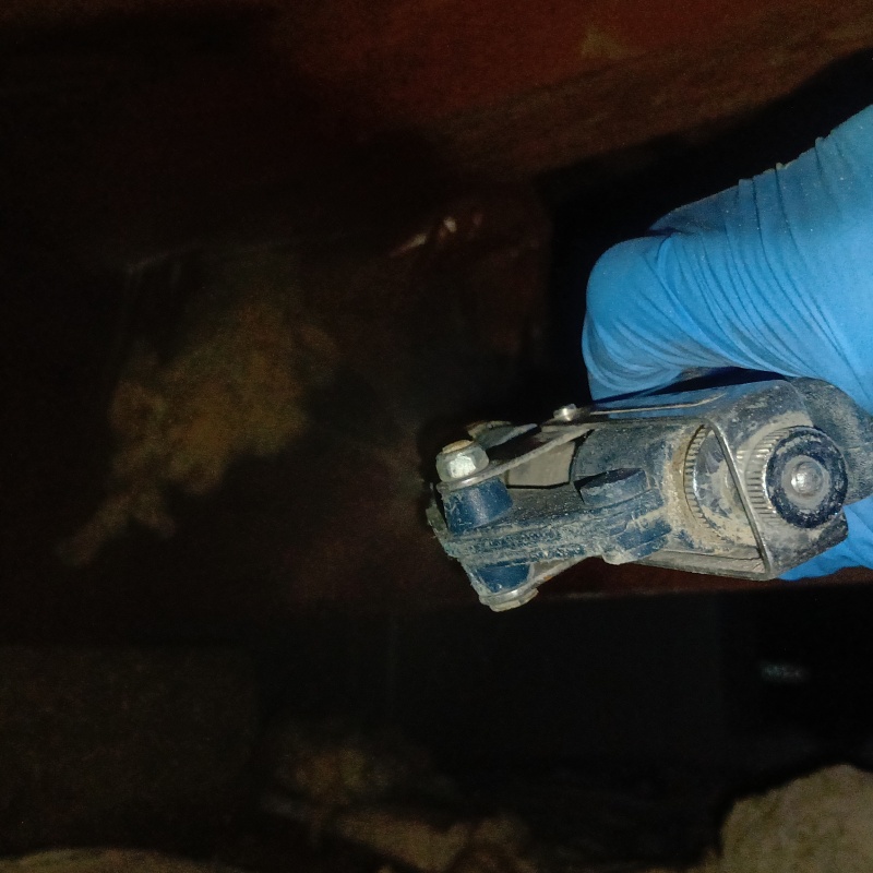 床下の土壌に防蟻剤を散布