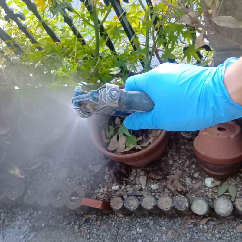 花壇に防蟻剤を散布