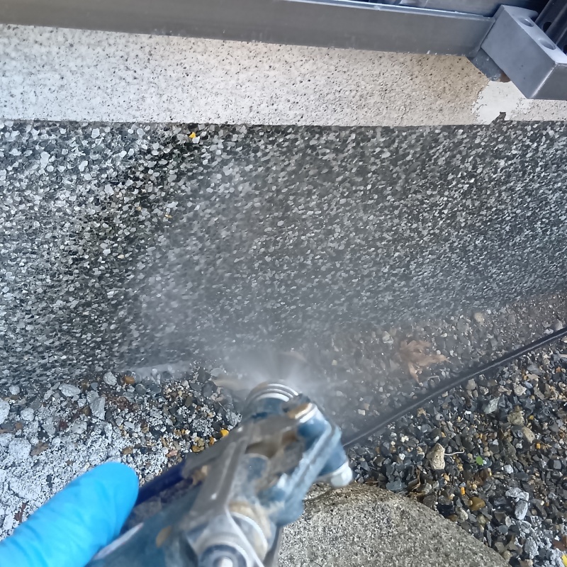 建物外周にシロアリ駆除剤を散布