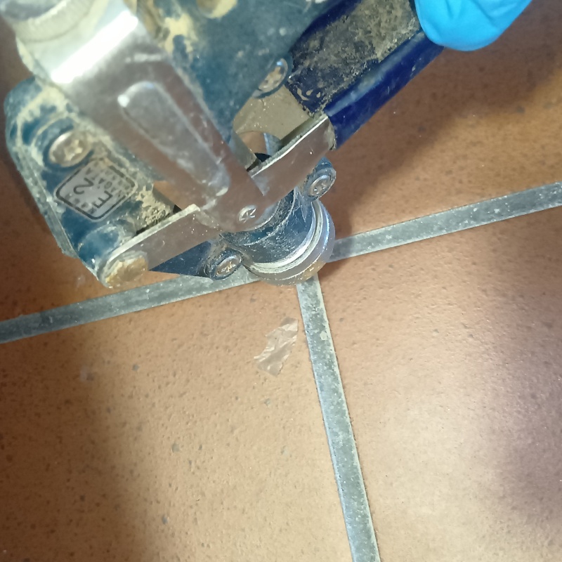 床に穴を開けて防蟻剤を注入