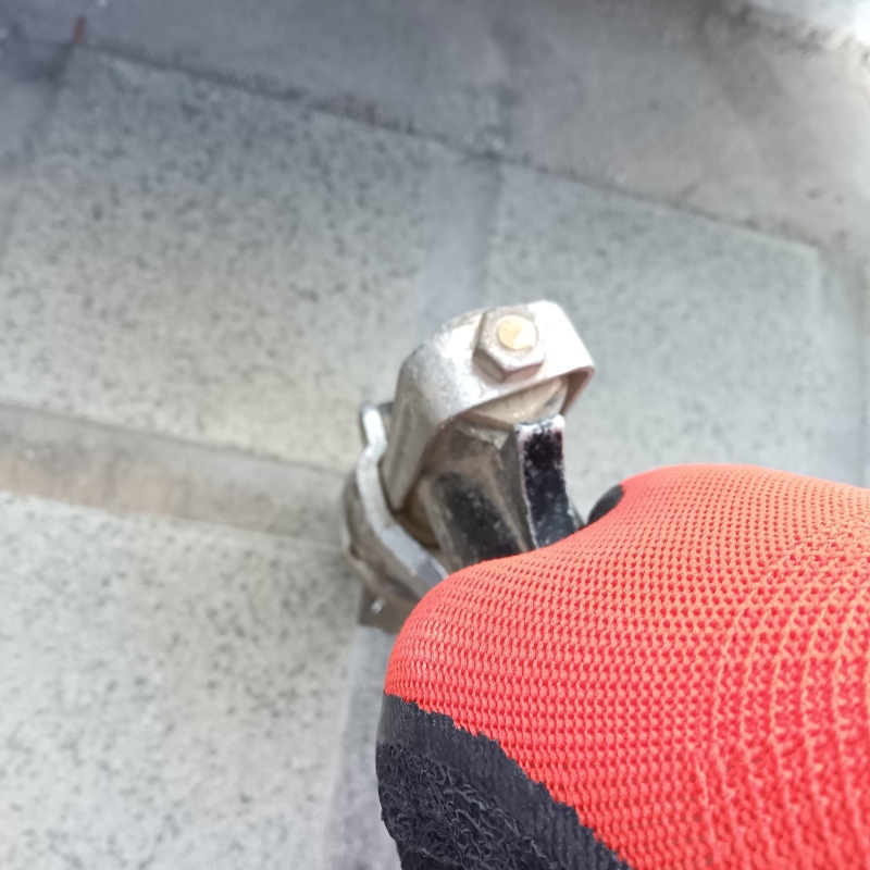 床に穴を開けて防蟻剤を注入