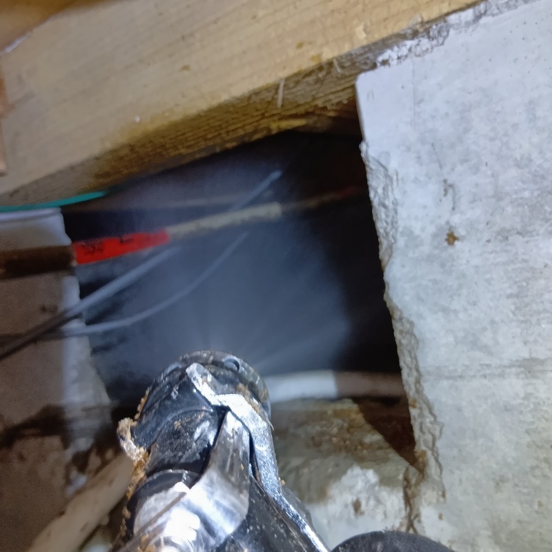 床下の木材にシロアリ駆除剤を散布