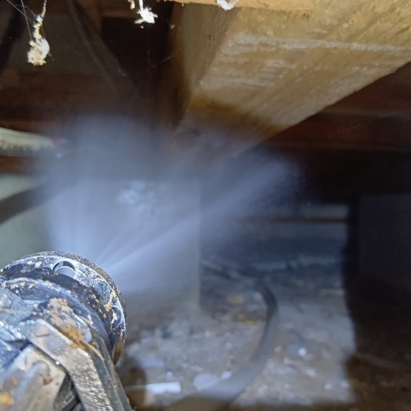 床下の木材にシロアリ駆除剤を散布