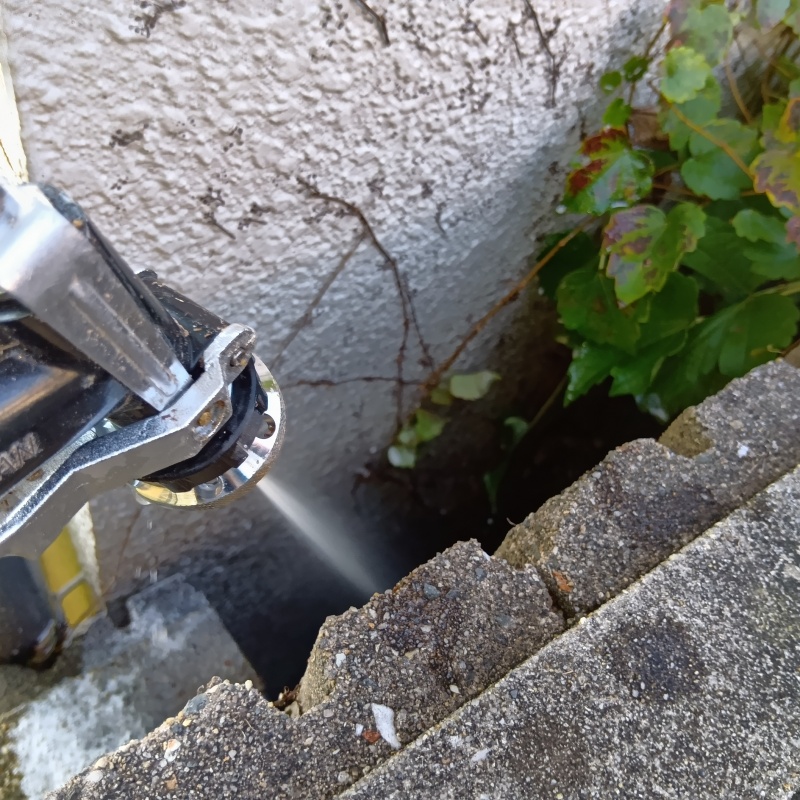 屋外の土壌にシロアリ駆除剤を散布