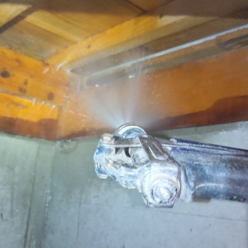 床下の木材にシロアリ駆除剤を散布