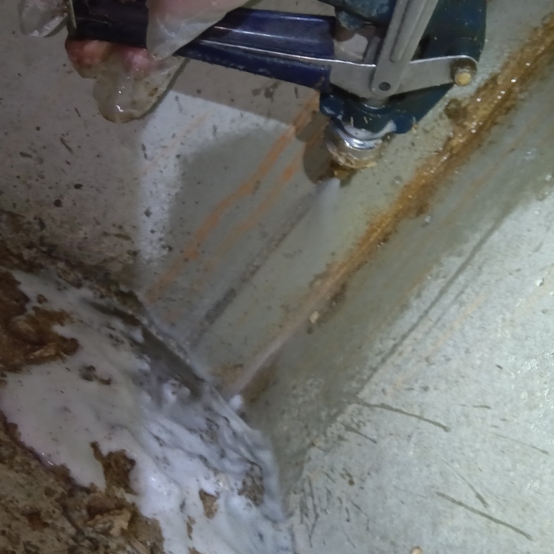 床下の土壌にシロアリ駆除剤を散布