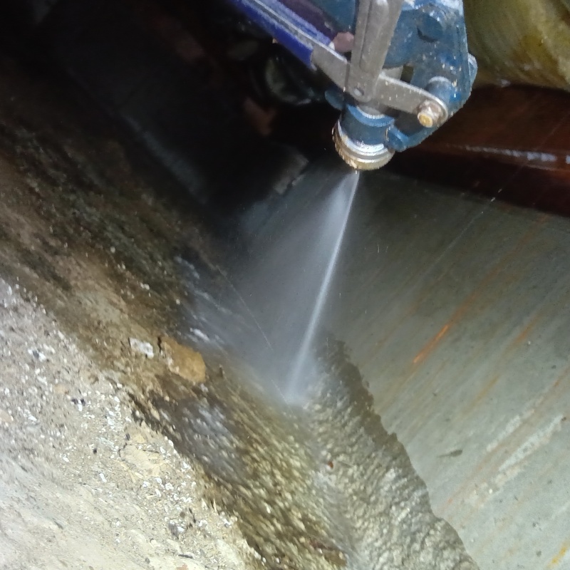 床下の土壌にシロアリ駆除剤を散布