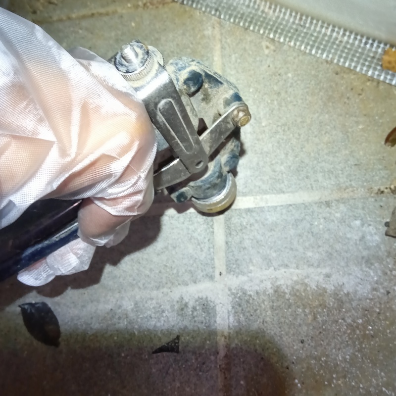 床に穴を開けてシロアリ駆除剤を注入