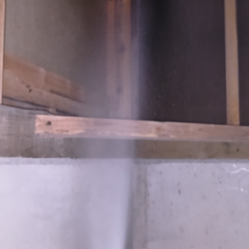 床下の木材にシロアリ駆除剤を散布