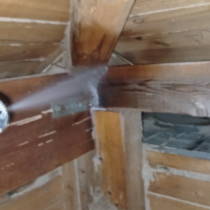 屋根裏にシロアリ駆除剤を散布