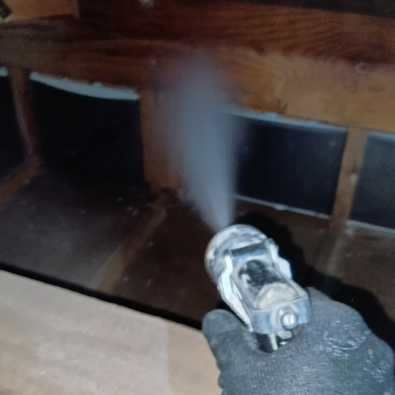 屋根裏にシロアリ駆除剤を散布