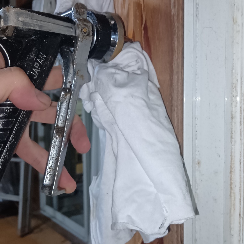 柱に穴を開けてシロアリ駆除剤を注入