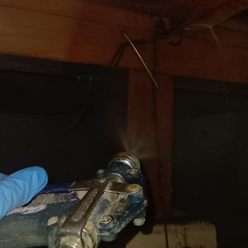 床下の木材にシロアリ駆除剤を散布