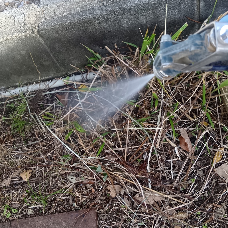 庭の土壌にシロアリ駆除剤を散布