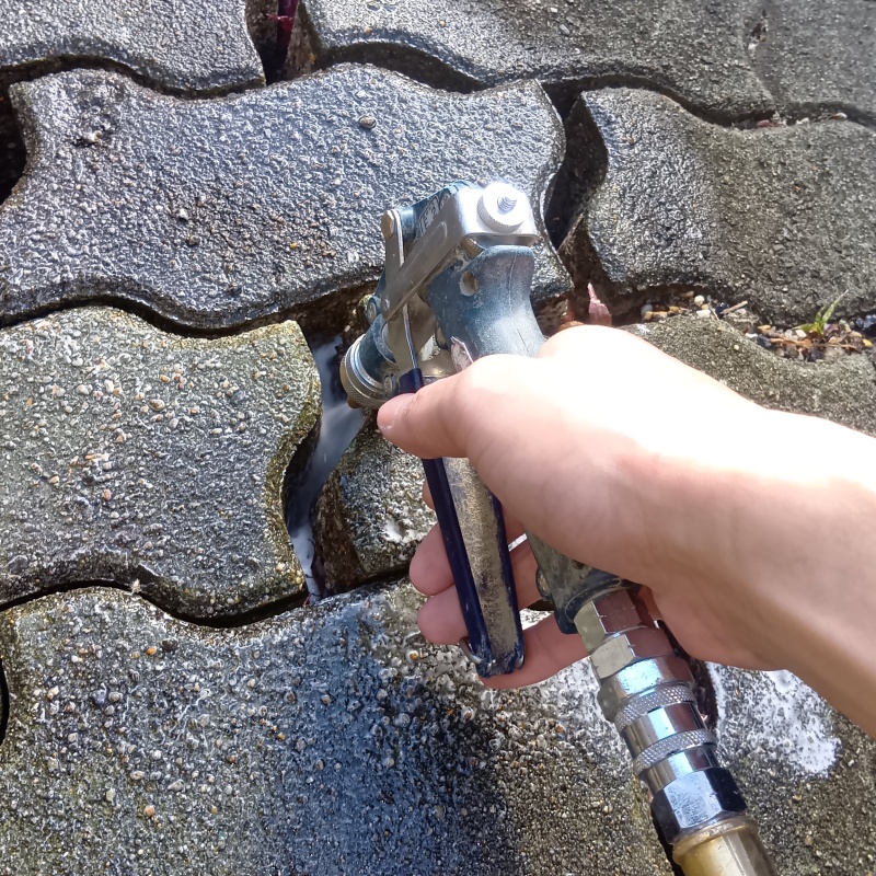 地面にシロアリ駆除剤を散布