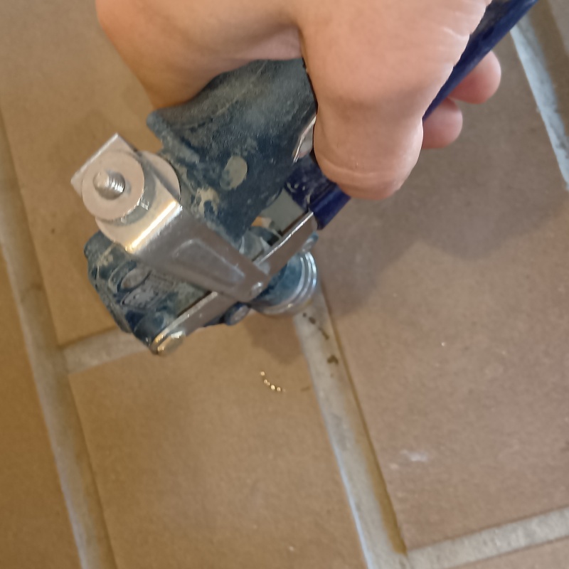 床に穴を開けてシロアリ駆除剤を注入