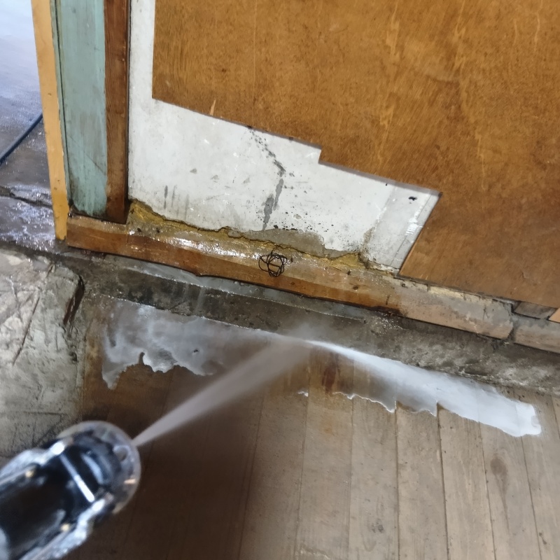 食害を受けた木部にシロアリ駆除剤を散布