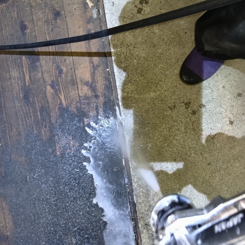 地面にシロアリ駆除剤を散布