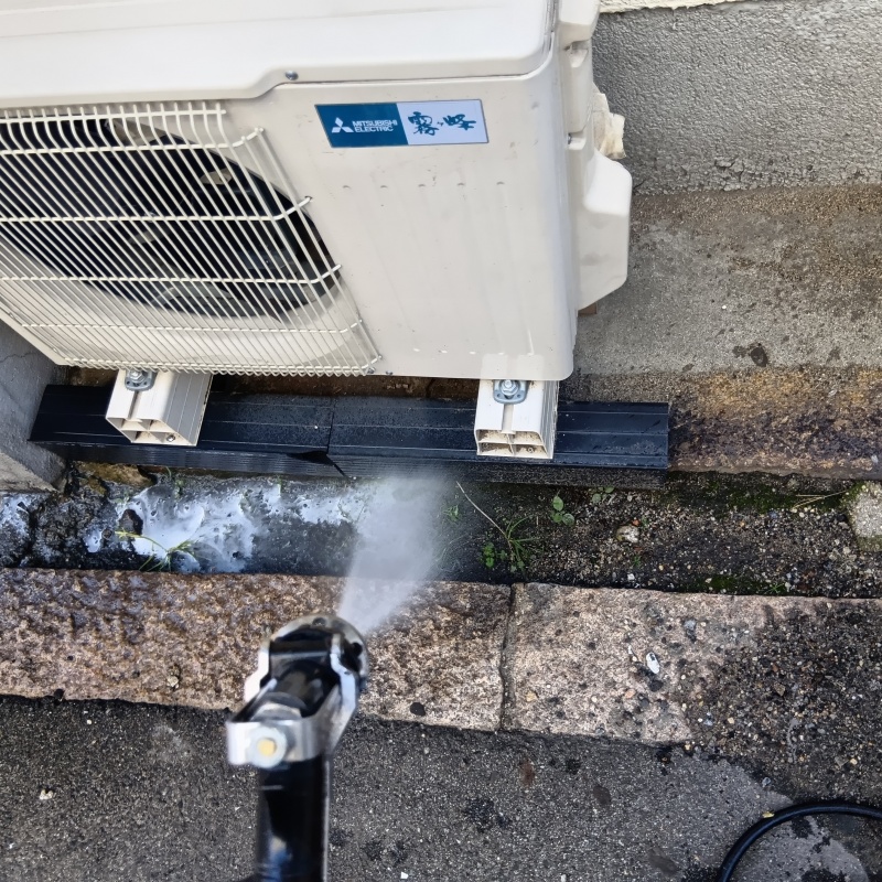 建物外周にシロアリ駆除剤を散布