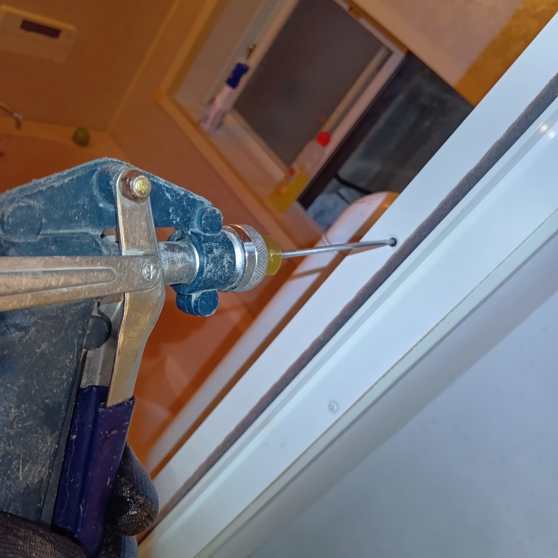 柱に穴を開けてシロアリ駆除剤を注入