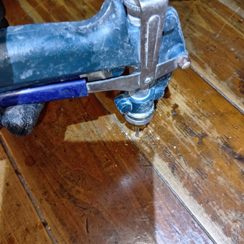 床に穴を開けてシロアリ駆除剤を注入