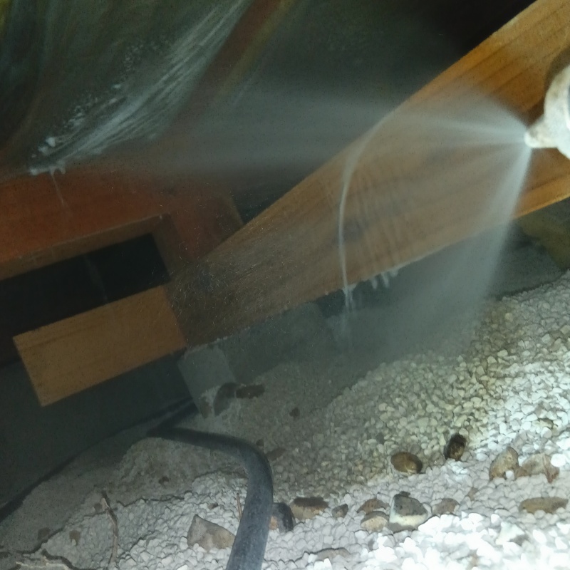 床下の木材にシロアリ駆除剤を散布