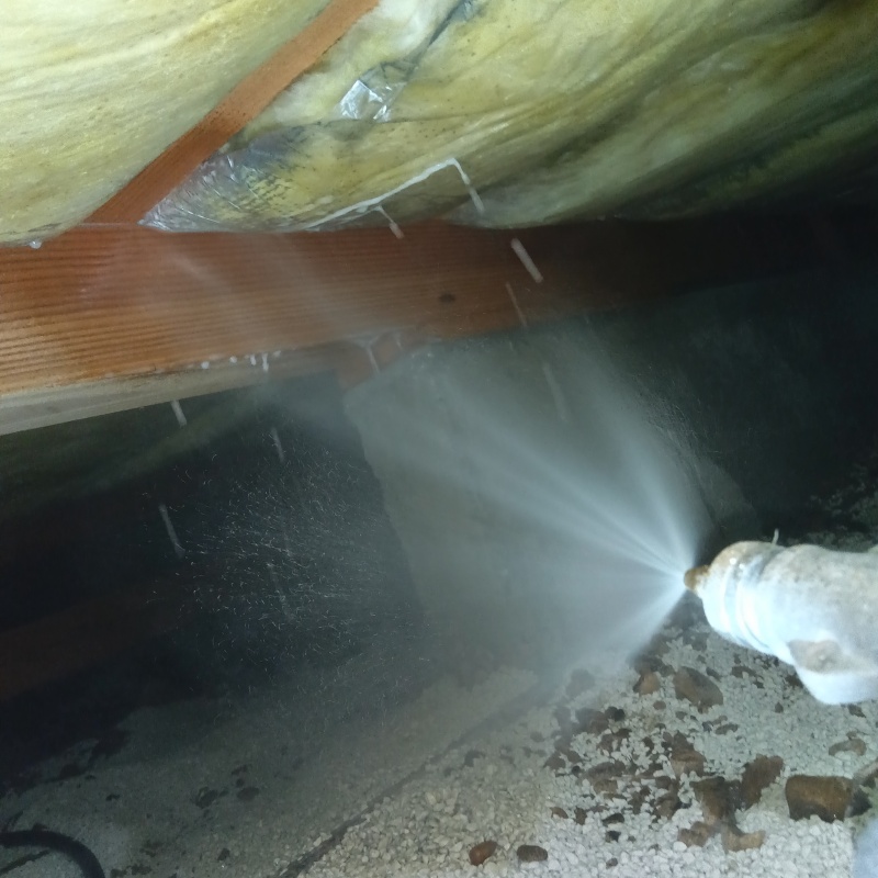 床下の木材にシロアリ駆除剤を散布