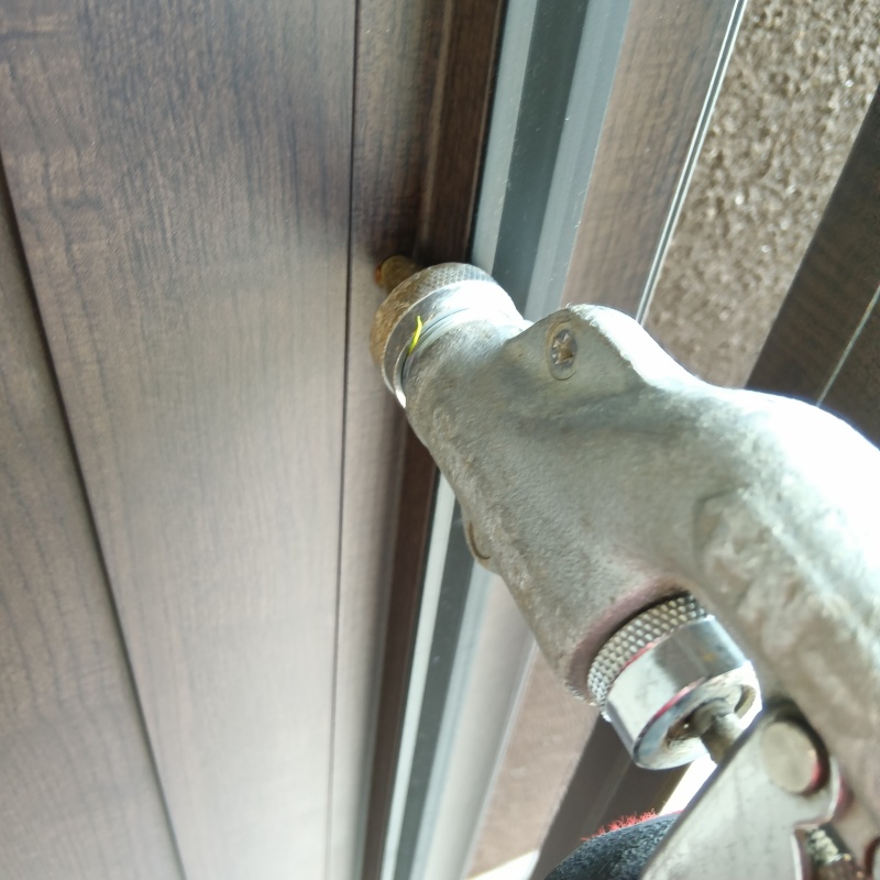 室内木部に穴を開けてシロアリ駆除剤を注入