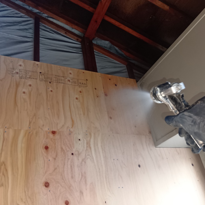 室内の床板に防蟻剤を散布