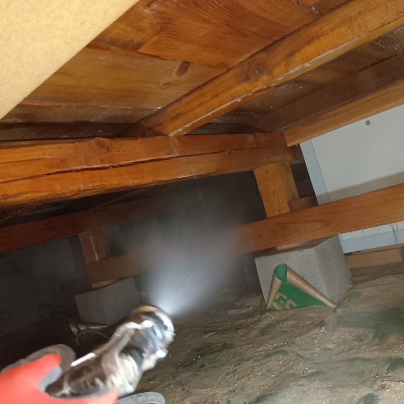 床下の木材に防蟻剤を散布