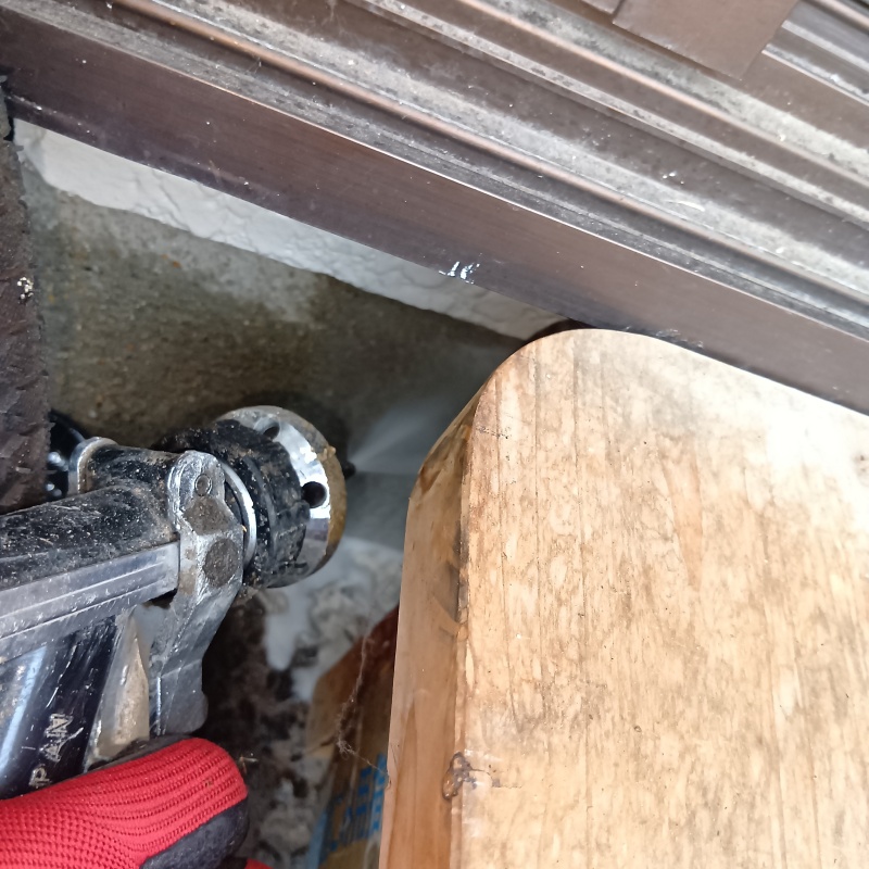 建物の基礎付近に防蟻剤を散布