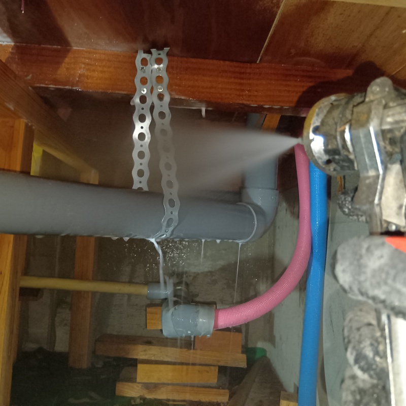 床下の配管まわりに防蟻剤を散布