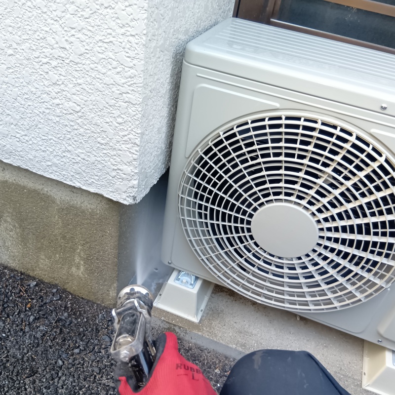 建物外周に防蟻剤を散布