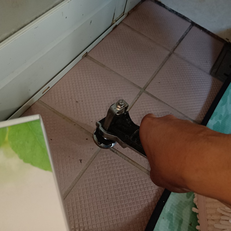 床に穴を開けて防蟻剤を注入