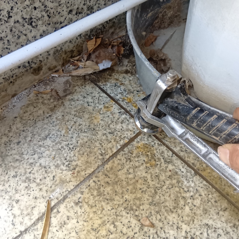 床に穴を開けて防蟻剤を注入