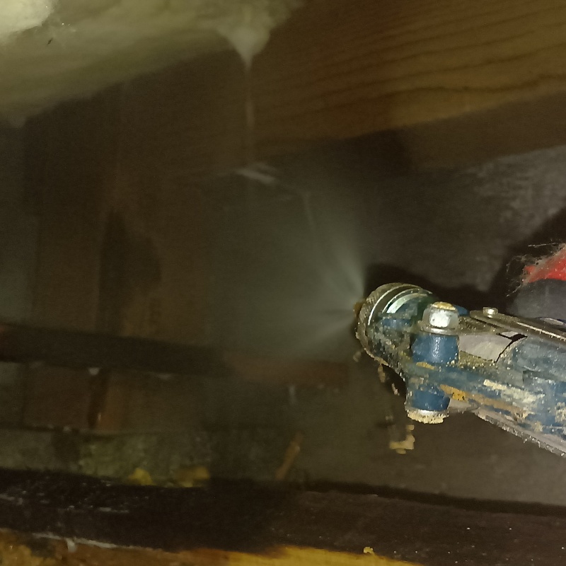 床下の木材にシロアリ駆除剤を散布