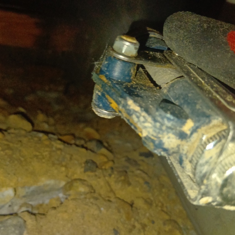 床下の土壌にシロアリ駆除剤を散布