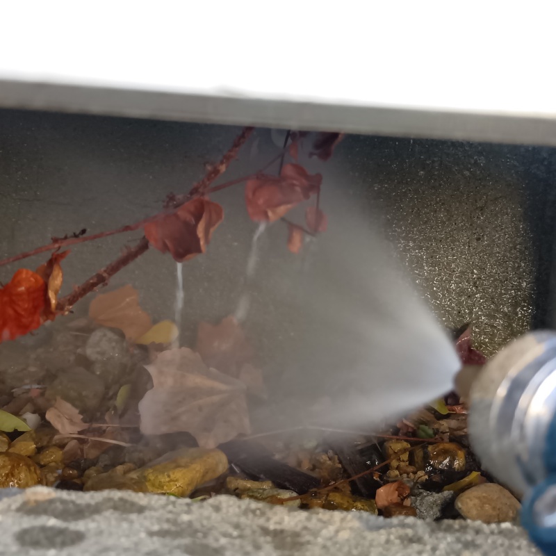 建物の基礎付近にシロアリ駆除剤を散布