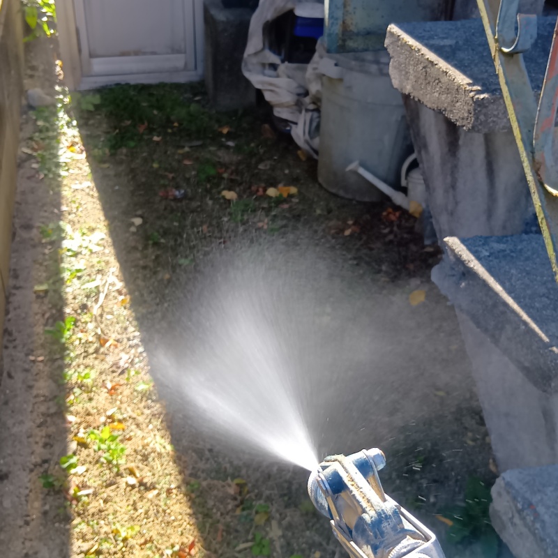 庭にシロアリ駆除剤を散布