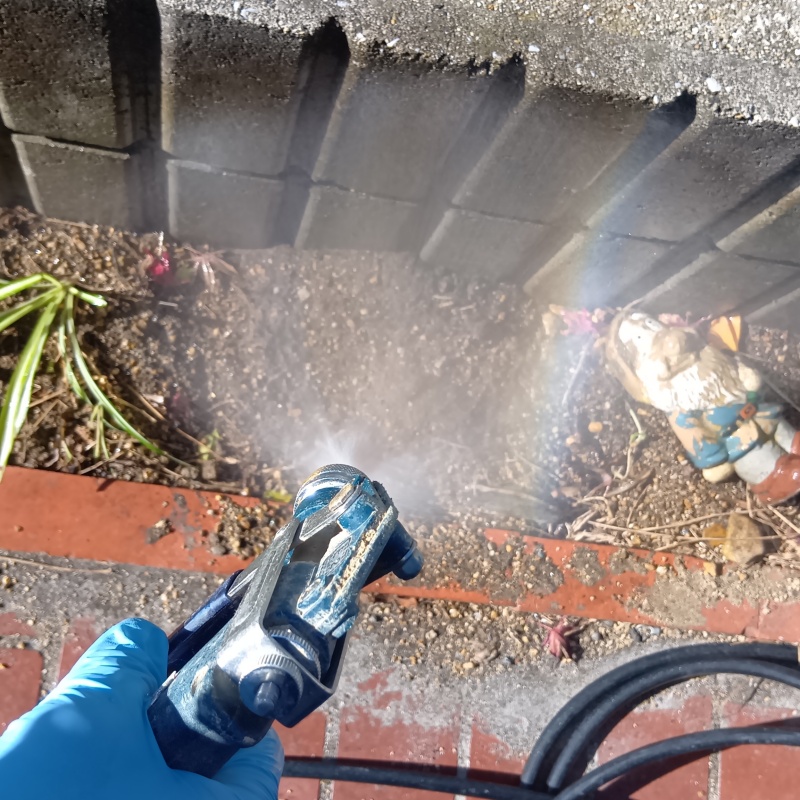 建物外周にシロアリ駆除剤を散布