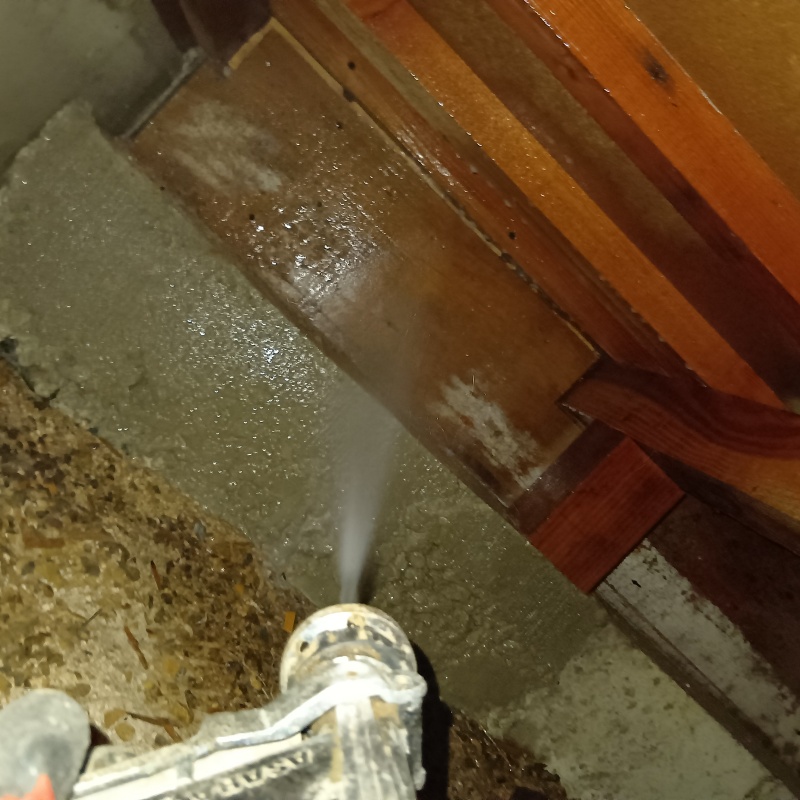 床下の木材にシロアリ駆除剤を散布