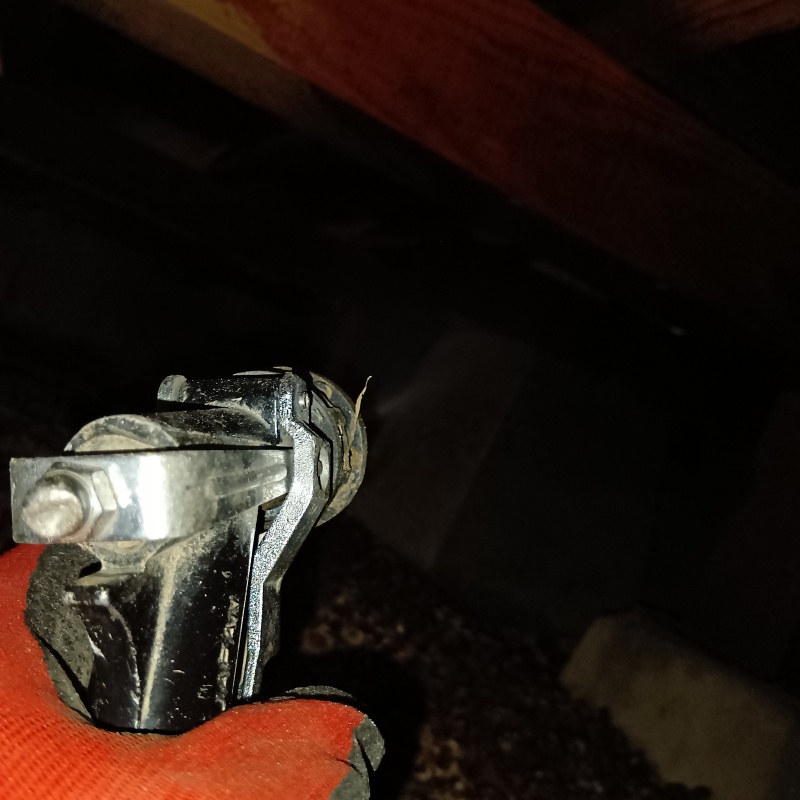 床下の土壌にシロアリ駆除剤を散布