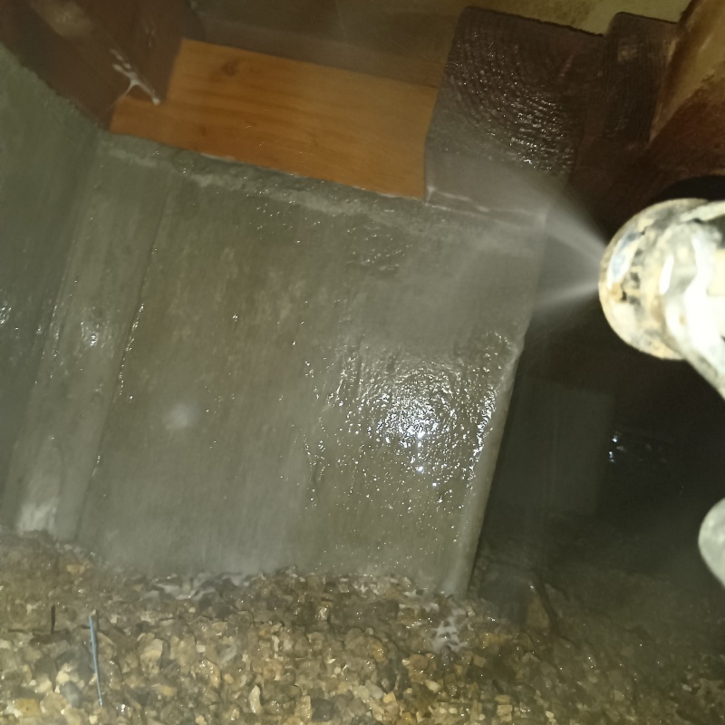 土台付近にシロアリ駆除剤を散布