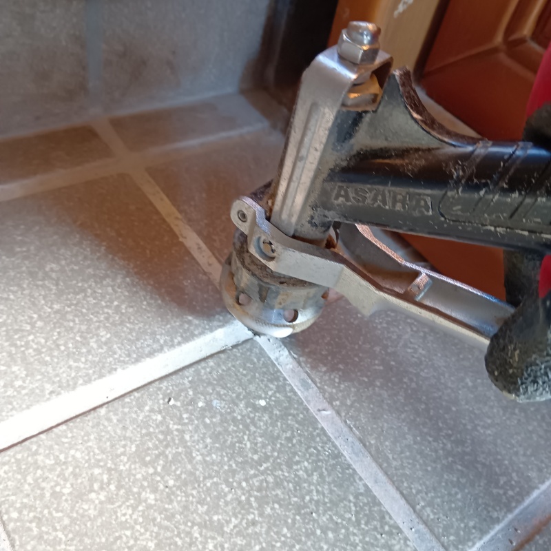 床に穴を開けてシロアリ駆除剤を注入